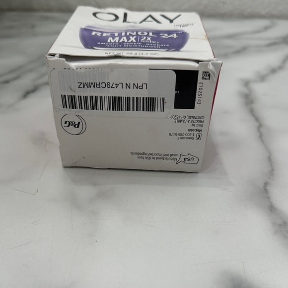 OLAY Retinol 24 MAX Night Cream - Purple and White - Picture 6 of 7